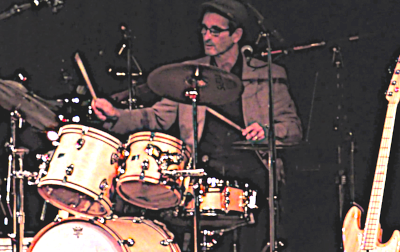 20. April: Mit Mackie Messer am Schlagzeug